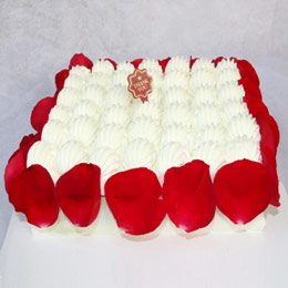 Arbre d'anniversaire avec roses et crème fraîche blanche