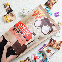 Three Squirrels giant snack gift pack