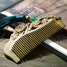 Green sandalwood comb with peony carving