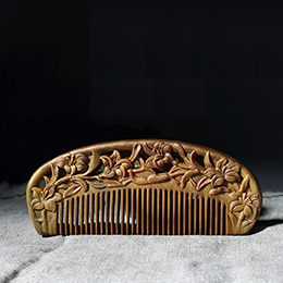 Green sandalwood comb