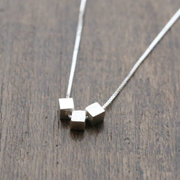 Small silver simple clavicle necklace
