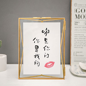DIY Kiss and Lip Print Photo Frame