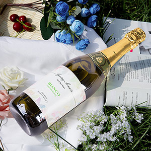 Italian sweet white sparkling wine