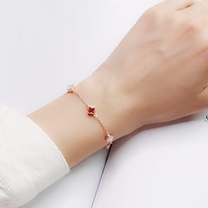 Sweet Agate Four-Leaf Clover Bracelet