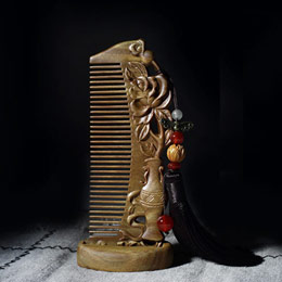 Natural green sandalwood carved comb