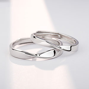 Mobius Strip Couple Ring