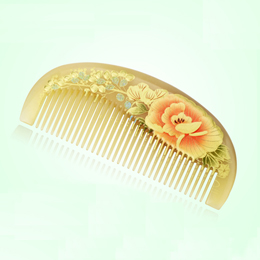 Horn comb with peony engraving