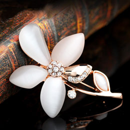 Sweet Gardenia Cat's Eye Brooch