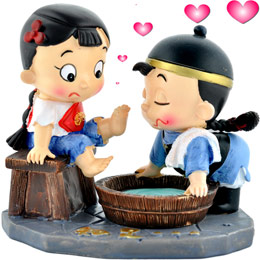 Creative couple cartoon resin ornaments
