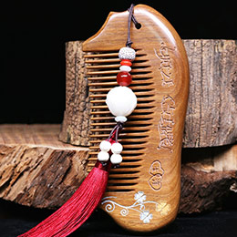 Natural green sandalwood engraved comb