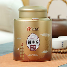 Agua del lago Pu'er con pez mandarín de Yunnan