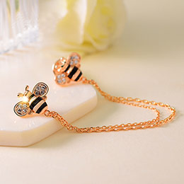 Cute bee cartoon brooch