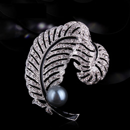 Eternelle Black Pearl Brooch