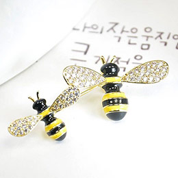 Fashionable little bee ladies brooch
