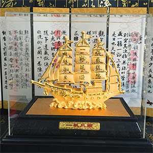 帆を張った砂の船の上の金の装飾