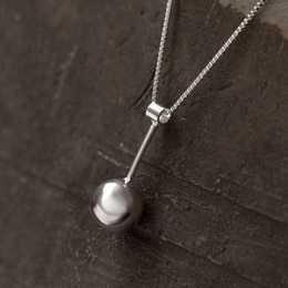 Simple round bead necklace