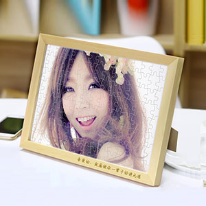 Personalized photo puzzle frame