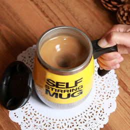 Tazza da caffè con agitazione automatica