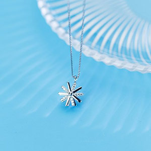 Rotatable snowflake necklace