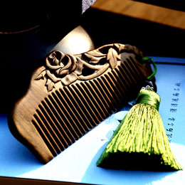 Natural green sandalwood massage comb