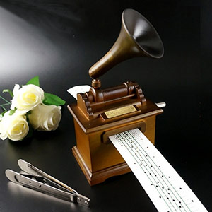 Hand-cranked phonograph music box