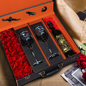 Пара смотрит и смотрит фильм