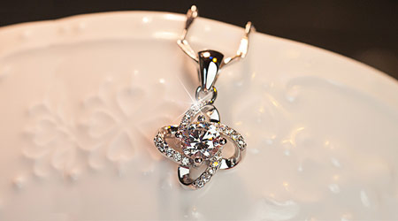 A collection of high-quality clavicle chains to give her a touch of pure temptation