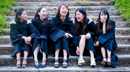 What graduation gifts should I give to my bestie?