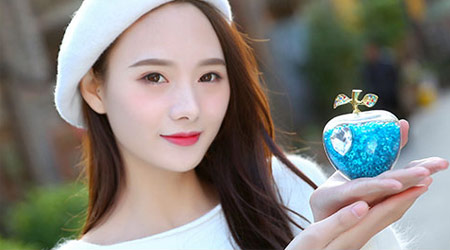 10 gifts for girls on Christmas Eve date