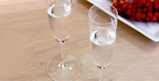 What to give as a first anniversary gift to newlyweds