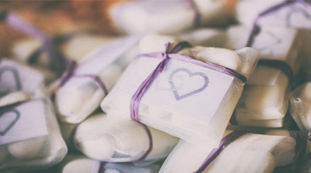 10 small gifts that are perfect for wedding raffles