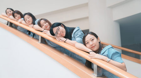 Sending these farewell gifts to classmates during graduation season shows friendship