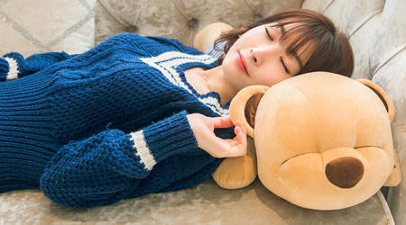 What gift can a girl give her that she can't resist?