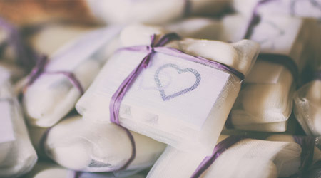 What are the traditional Chinese Valentine's Day gifts?