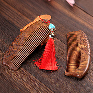 Gold-thread sandalwood comb with carved patterns
