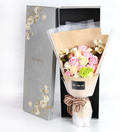 Confezione regalo con bouquet di rose colorate
