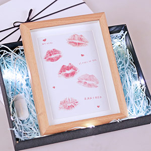 DIY Kiss and Lip Print Photo Frame