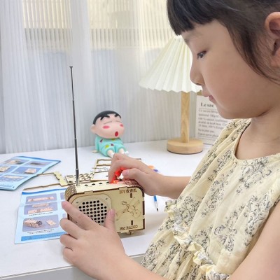 Primary school students DIY homemade radio