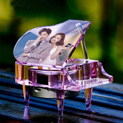 Fotoğraf kristal piyano müzik kutusu