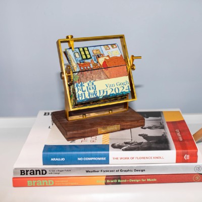 Creative hand-cranked mechanical calendar