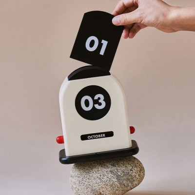 Creative card-style desktop calendar
